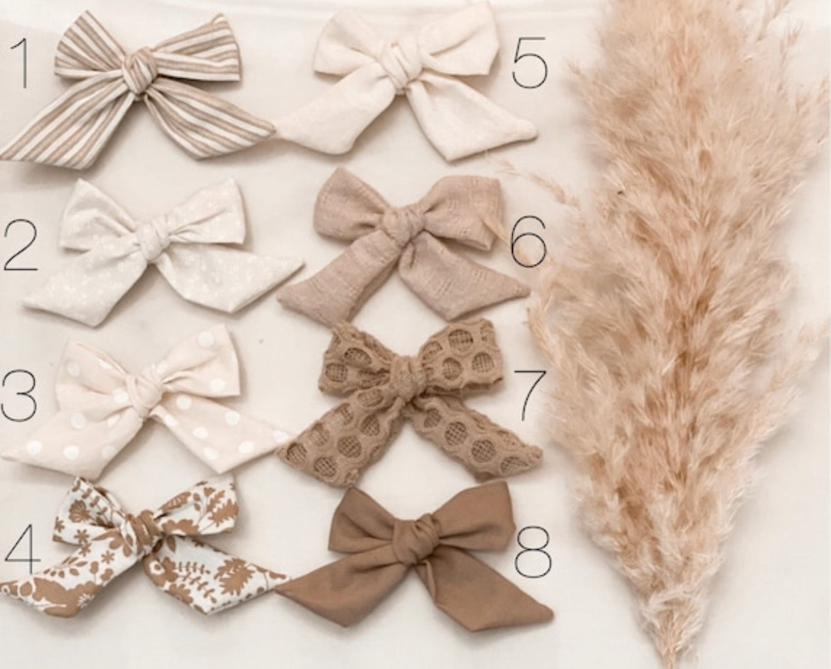 Neutral sailor bows