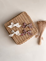Load image into Gallery viewer, Pink floral/white linen sailor bow
